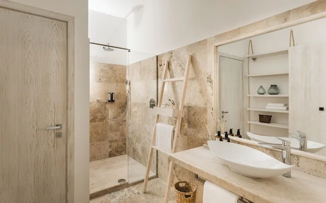 جناح جونيور بسرير كوين بشرفة بإطلالة جزئية على البحر مع أريكة، Falkensteiner Resort Capo Boi 7/8