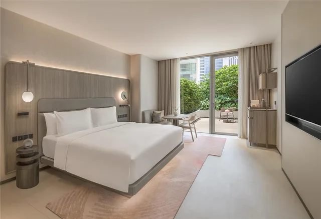 Room, King Bed, Courtyard View, KROMO Bangkok, Curio Collection by Hilton 1/2