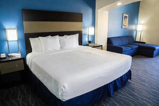 غرفة تنفيذية بسرير كينج، La Quinta Inn and Suites Phoenix I-10 West 3/8