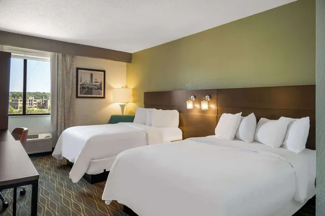 غرفة بسريرين كوين بإطلالة على النهر، Radisson Hotel Grand Rapids Riverfront 3/10
