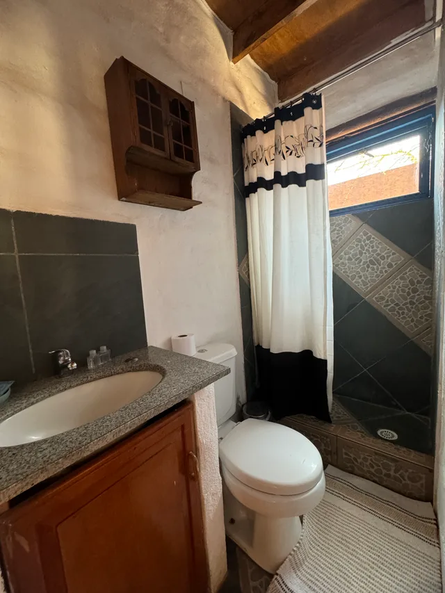 Room, 1 Double or 1 Single and 2 Queen Beds, Private Bathroom، Ruka Zen Lodge 7/7