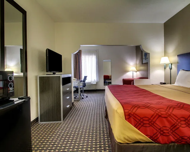 غرفة بسرير كينج، Econo Lodge Inn & Suites Diamondhead 1/5