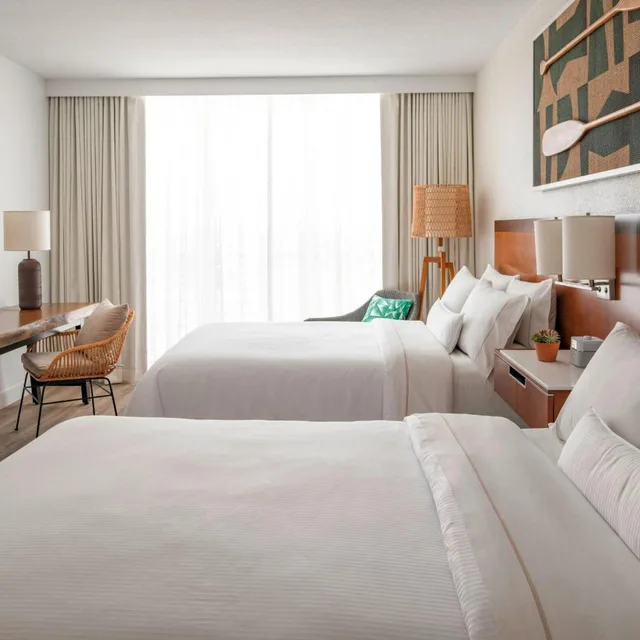 غرفة تقليدية بسريرين مزدوجين بحوض استحمام لذوي الإعاقة، The Westin Fort Lauderdale Beach Resort 1/3