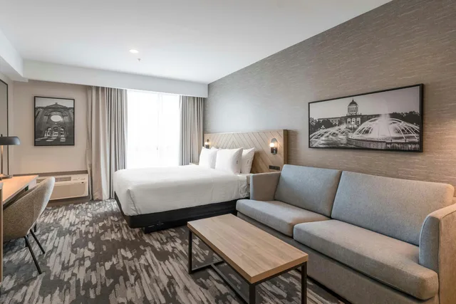 غرفة قياسية بسرير كينج مع أريكة، Sandman Signature Winnipeg Airport 4/8