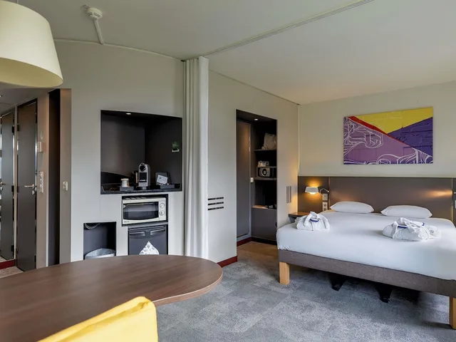 Executive, Triple, Double Bed, Sofa, Novotel Suites Paris Stade De France 4/10