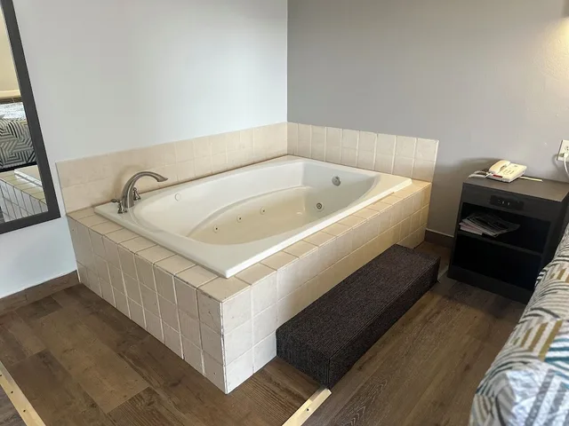 غرفة ديلوكس بسرير كينج بجاكوزي، Motel6 Wisconsin Rapids Wi 9/9