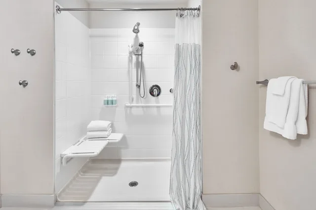 غرفة بسرير كينج لذوي الإعاقة، Courtyard Marriott City Center 5/5
