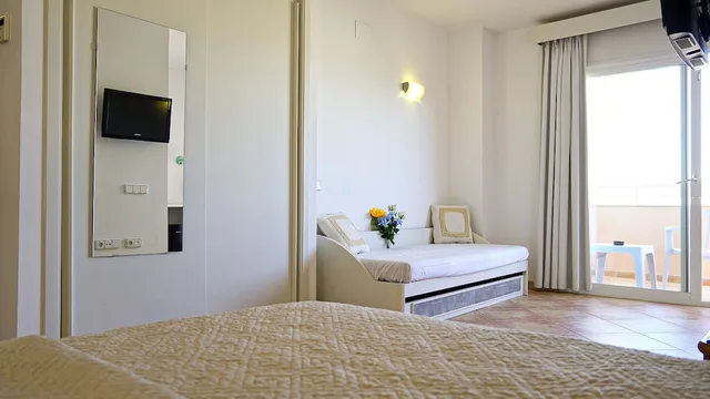 غرفة سوبيريور بسرير كوين بشرفة، Rosamar Ibiza Hotel 1/3
