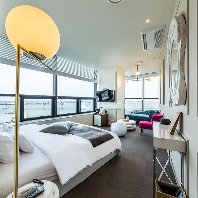 Deluxe, King Bed, H Avenue 8/10