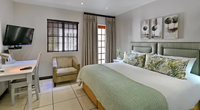 غرفة فاخرة بسريرين منفصلين بحمام خاص في الطابق الأرضي، Rivonia Bed And Breakfast Garden Estate 2/10