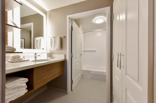 جناح بسرير كينج وسريرين كوين بغرفتي نوم، Staybridge Suites Waterloo - St. Jacobs Area 2/5