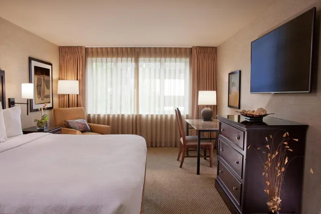 غرفة بسرير كينج لذوي الإعاقة، Eastgate Hotel, BW Signature Collection 1/4