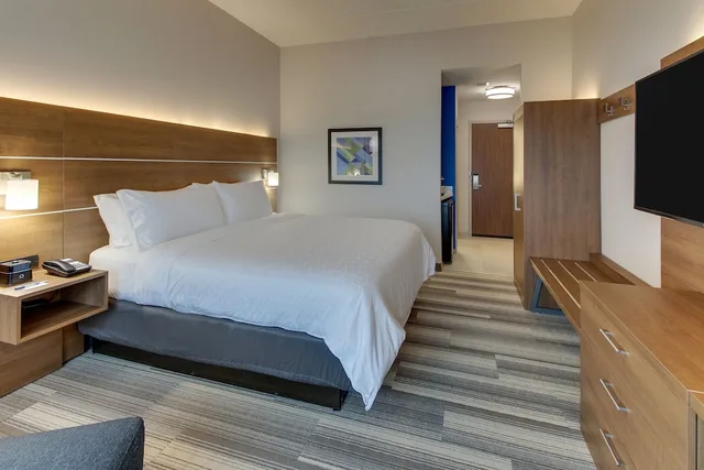 Standard, King Bed, Accessible, Holiday Inn Express & Suites Nashville Metrocenter Downtown 5/10