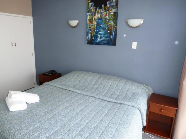 شقة بسرير كينج بغرفة نوم واحدة، Monarch Motel 1/3