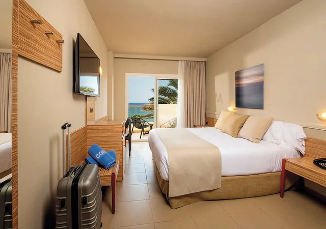 غرفة بريميوم ثلاثية بسرير كوين وسرير فردي بإطلالة على البحر، AQUA Hotel Promenade & Spa 3/6