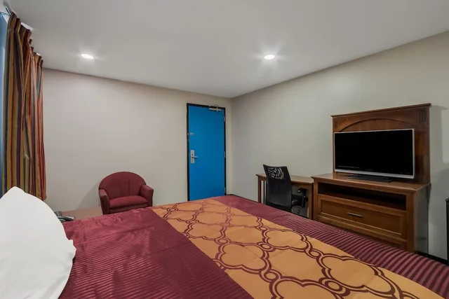 غرفة قياسية بسرير كينج بجاكوزي للمدخنين، Rodeway Inn Augusta West - Fort Gordon 2/4