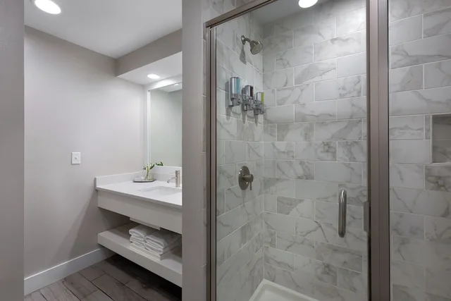 جناح جونيور بسرير كوين مع أريكة، Shem Creek Inn 2/3