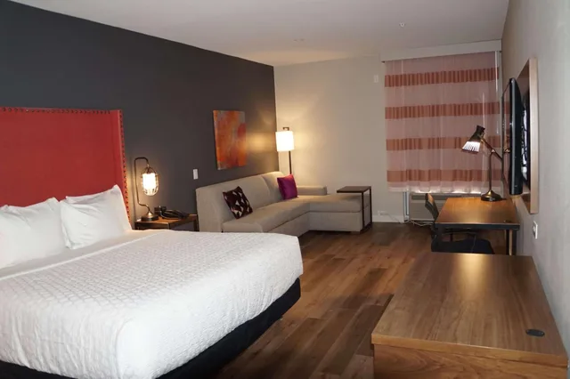 غرفة بسرير كينج بحوض استحمام لذوي الإعاقة، La Quinta Inn And Suites By Wyndham Lewisville 1/6