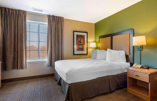 جناح بسرير كينج مع أريكة بمطبخ، Studio6 Extended Stay Minneapolis Airport Eagan North MN 3/10
