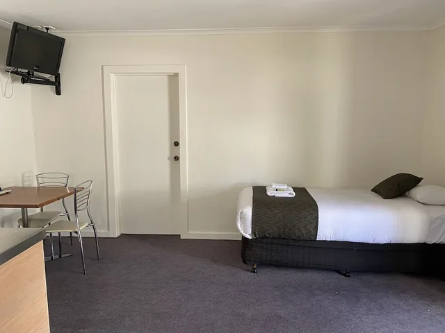 غرفة تقليدية بسرير كوين وسرير فردي بغرفتي نوم، The Hahndorf Old Mill Motel 1/2