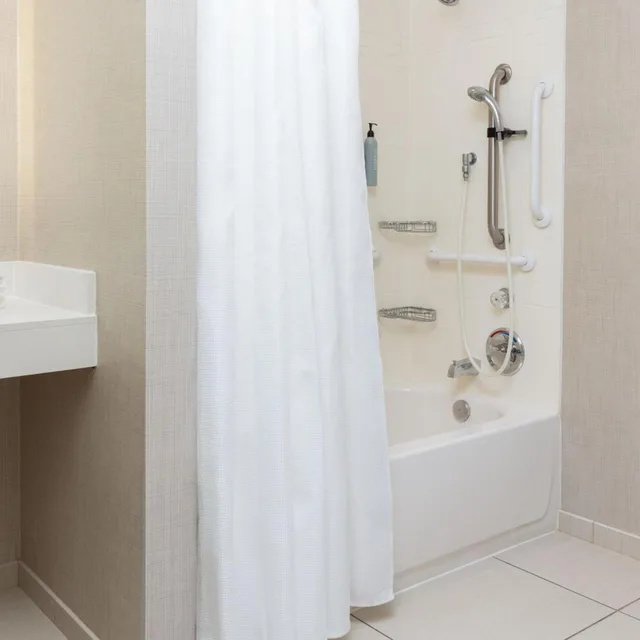 جناح بسرير كينج بغرفة نوم واحدة مع أريكة لذوي الإعاقة، RESIDENCE INN DECATUR FORSYTH 10/10