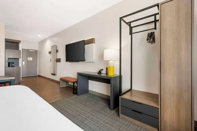 جناح بسرير كينج، Comfort Suites Richmond East 2/4