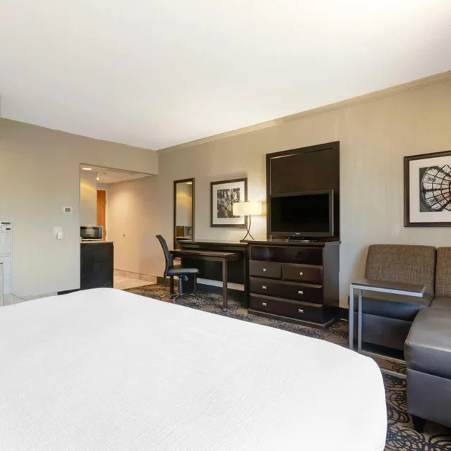 غرفة بسرير كينج بجاكوزي، Best Western Plus Midwest Inn 1/4
