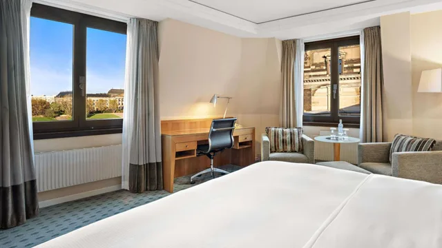 غرفة تنفيذية تنفيذية بسرير كينج وسرير كوين بإطلالة على النهر مع دخول الصالة، Hilton Dresden 1/9