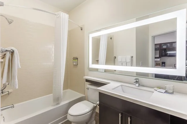جناح بسرير كينج بغرفة نوم واحدة يُسمح فيها بالحيوانات الأليفة، Candlewood Suites Davenport 2/2
