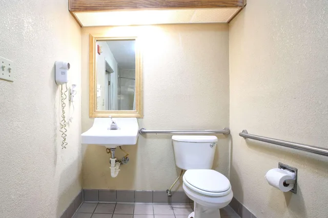 غرفة بسرير كينج لذوي الإعاقة، Econo Lodge Hillsboro I-35 6/6