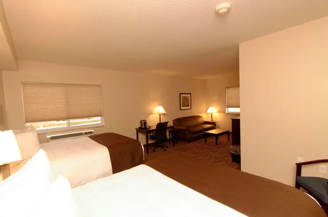 family suite, multiple beds، Cobblestone Inn & Suites - Fort Madison 1/1