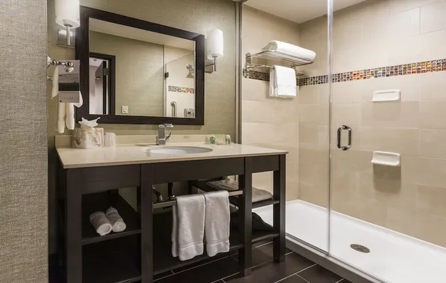 غرفة قياسية بسرير فردي، Crowne Plaza Shenandoah - Woodlands Area, an IHG Hotel 4/5