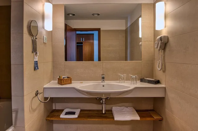 Room, Triple, Bathtub, Tisza Balneum Thermal Hotel 6/7