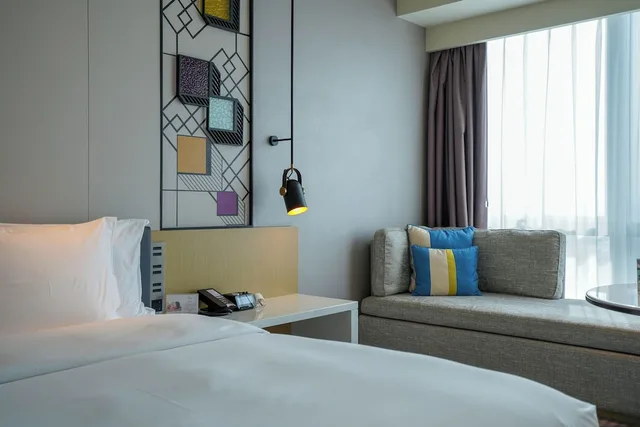 غرفة قياسية بسرير كينج بإطلالة على البحيرة مع دخول صالة النادي، Crowne Plaza Foshan Nanhai 5/6
