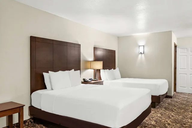 Downstairs, 2 Queen Beds, Smoking، Best Western George West Executive Inn 1/5