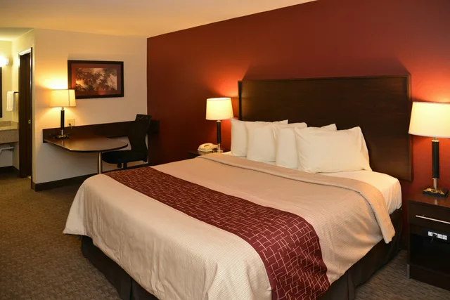 Superior, King Bed, Accessible, Red Roof Inn Cookeville - Tennessee Tech 3/6
