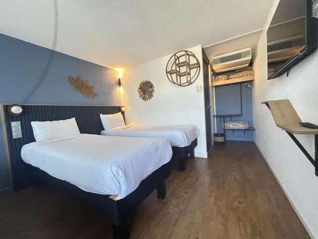 Pop, Family, 1 Queen and 3 Single Beds, greet Hotel Belleville en Beaujolais A6 2/10