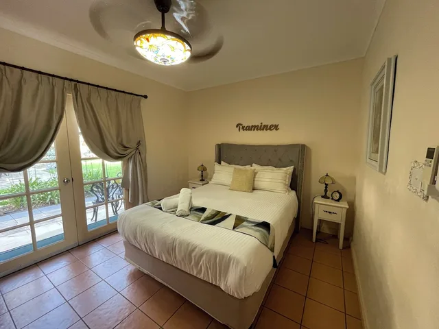 جناح بسرير كوين بإطلالة على الحديقة بغرفة نوم واحدة، Villa Provence 3/8
