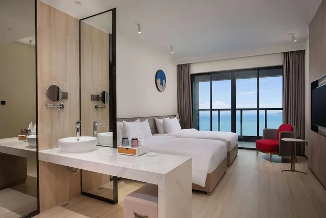 غرفة ديلوكس بسريرين منفصلين بإطلالة على البحر، Ramada by Wyndham Huizhou Double Moon Bay 1/1