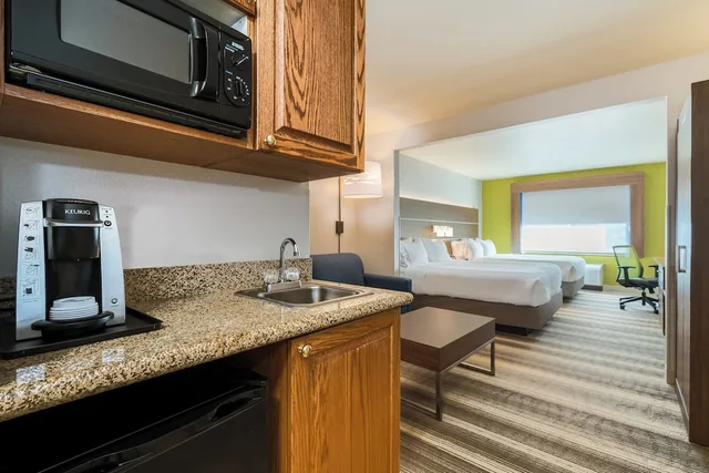 جناح بسريرين كوين مع أريكة، Holiday Inn Express & Suites Rocky Mount/Smith Mtn Lake 3/3