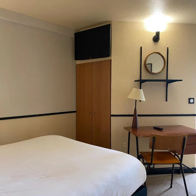Pop, 1 Double and 1 Single Bed، Greet Hotel Villeneuve La Garenne 2/10