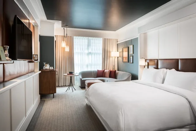 غرفة سوبيريور بسرير كينج، PERRY LANE HOTEL, A LUXURY COLLECTION HOTEL, SAVANNAH 1/2