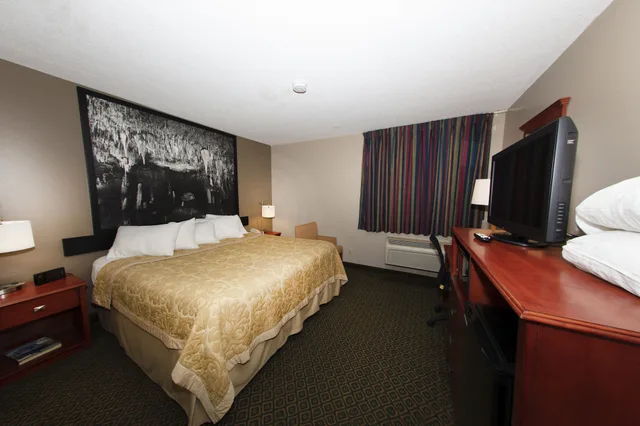 Standard, King Bed, Accessible, Super 8 By Wyndham St Charles 3/4