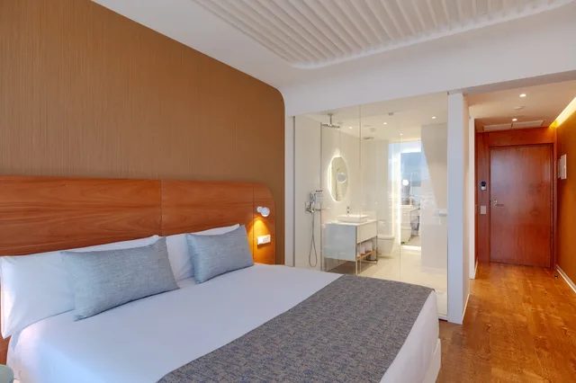 غرفة بسرير مزدوج أو سريرين منفصلين بإطلالة على البحر، Hotel Marina Badalona 1/5