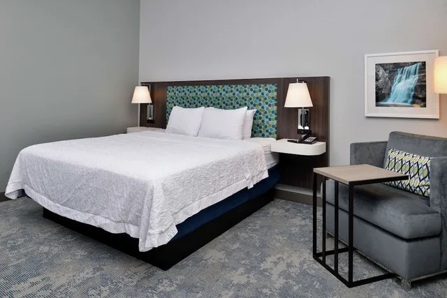 غرفة بسرير كينج مع أريكة لذوي الإعاقة، Hampton Inn Cedar Falls Downtown Ia 1/5