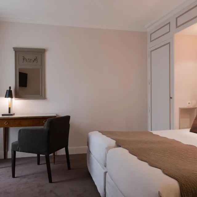 Superior, Queen Bed, Hotel Gaillon Opera 3/5