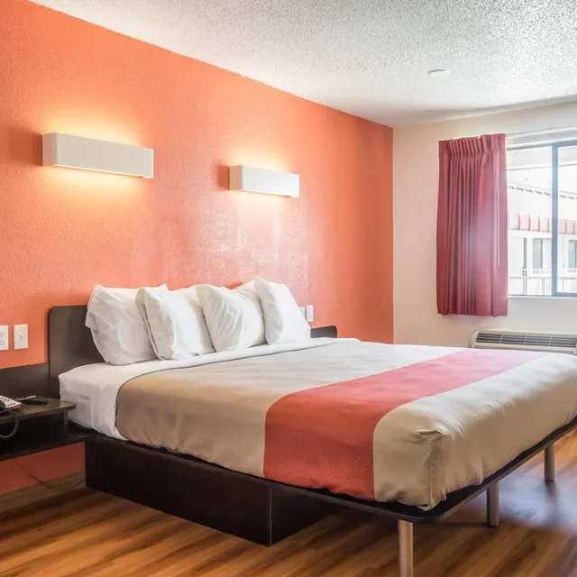 1 Queen Bed - Mobility Accessible Tub Nsmk، Motel6 Mesquite, TX - Rodeo - Convention Ctr 3/9