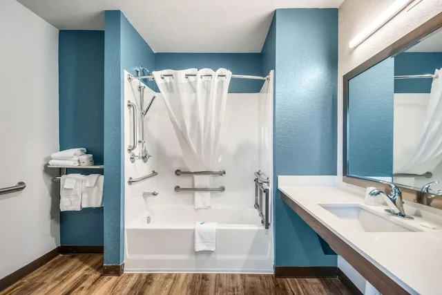 غرفة بسريرين كوين لذوي الإعاقة، WoodSpring Suites Bradenton 5/6