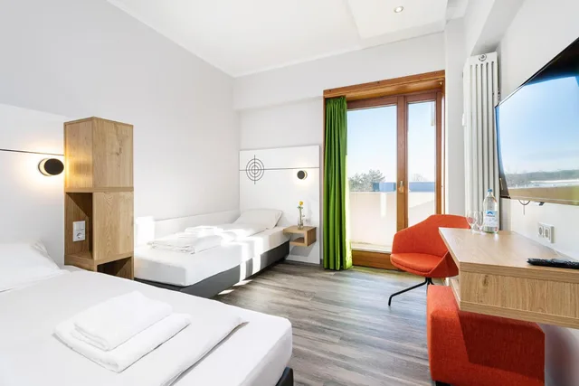 غرفة بسريرين منفصلين بشرفة، HOTEL OLYMPIA SCHIESSANLAG 2/6