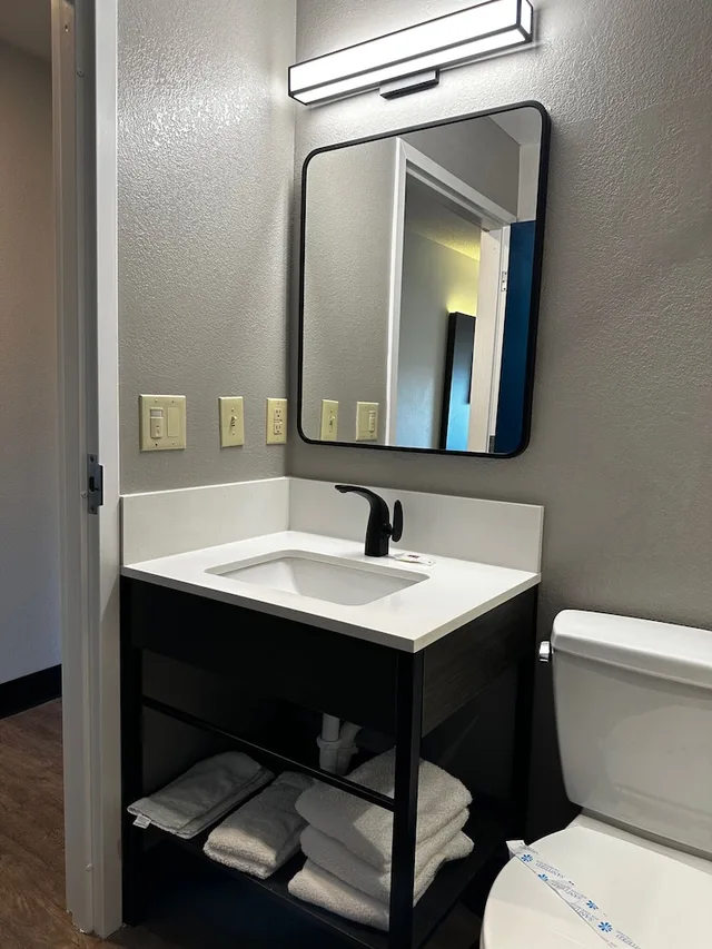 غرفة ديلوكس بسريرين كوين بحوض استحمام، Motel6 Indianapolis, IN 8/8